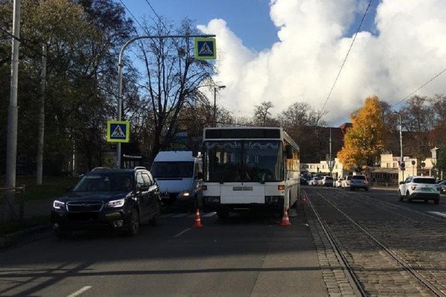 Не посмотрел направо: на пр. Мира водитель автобуса сбил на «зебре» пешехода (фото)