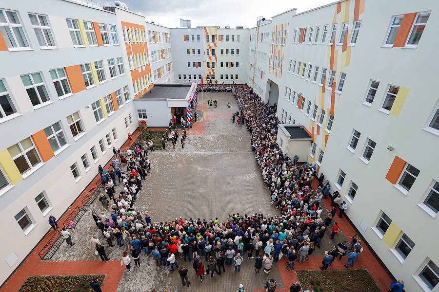 С военным оркестром и под «Катюшу»: в Калининграде открыли самую большую школу