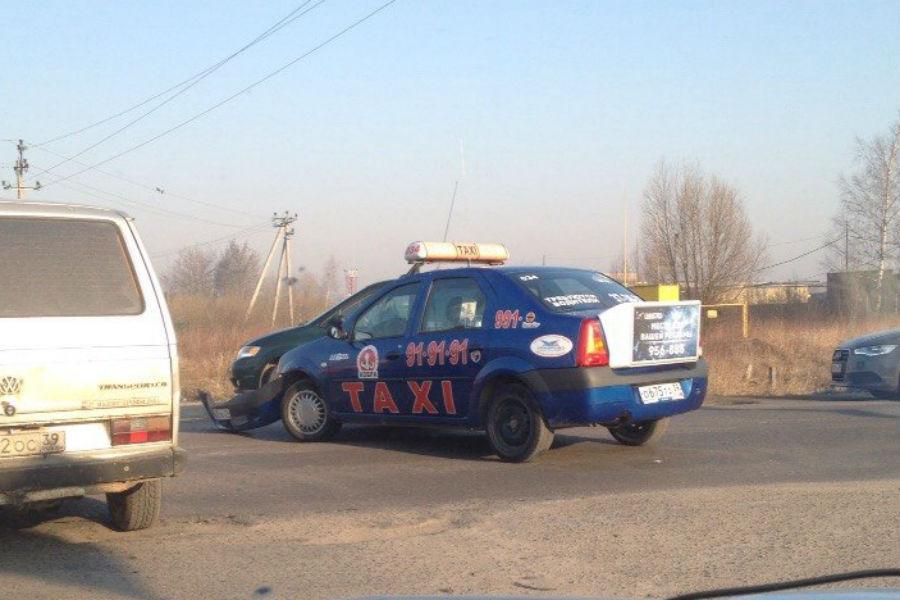 УМВД: автомобиль такси на Гагарина не уступил микроавтобусу дорогу (фото)