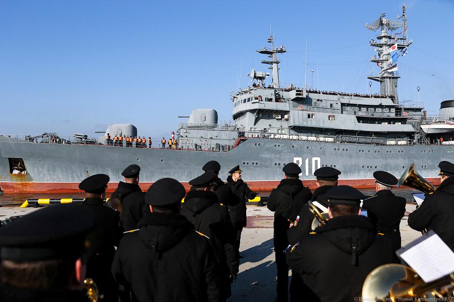 Оркестр и поросенок: в Балтийск из дальнего похода вернулись курсанты БВМИ