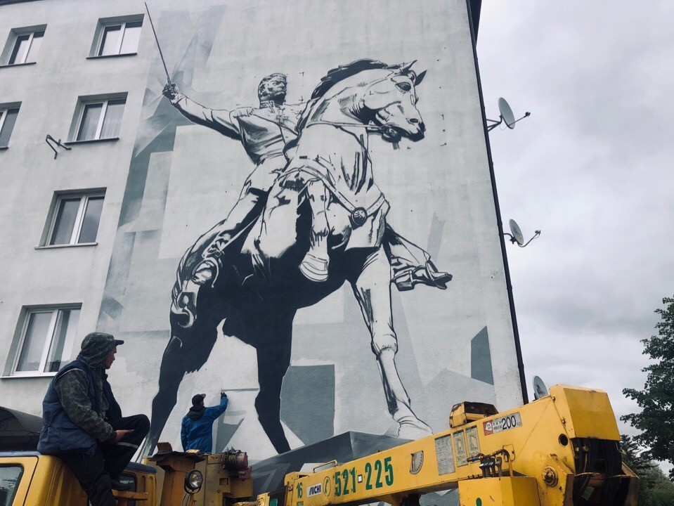 В Багратионовске рисуют мурал Петра Багратиона на жилом доме