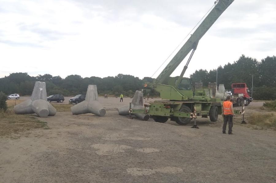 В Балтийске тетраподами перекрыли проезд к Елизаветинскому форту