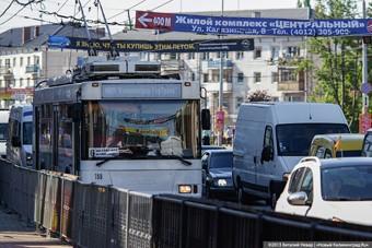 На Ленинском проспекте у «Плазы» столкнулись автобус и легковой автомобиль