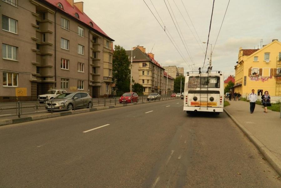 В Калининграде из-за резкого торможения пассажирка троллейбуса сломала ногу (фото)