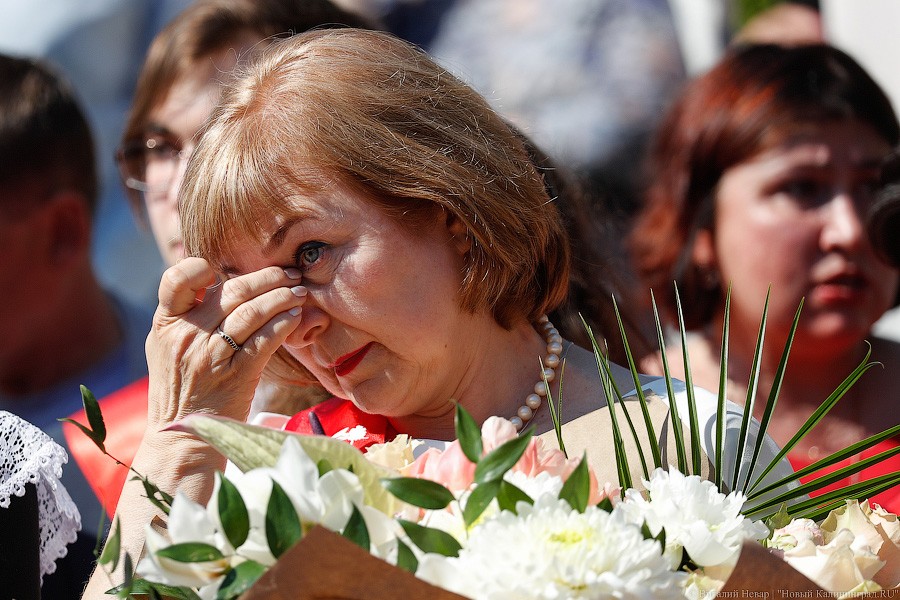 Майский вальс и слёзы: в школах Калининграда прозвенел последний звонок (фото)
