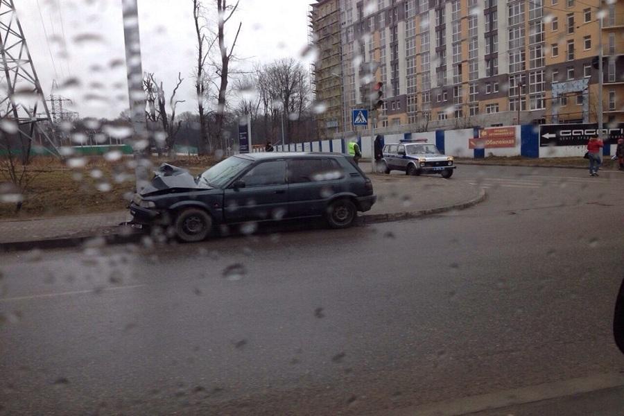 В Калининграде водитель «Фольксвагена» врезался в столб (фото)