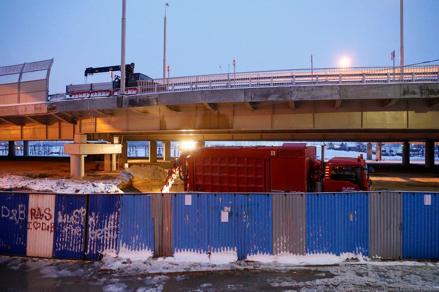 Ледовый остров: под второй эстакадой прорвало трубопровод (фото)