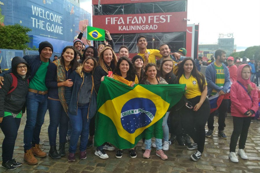 Видео: бразильцы в Калининграде под дождём болеют за свою команду