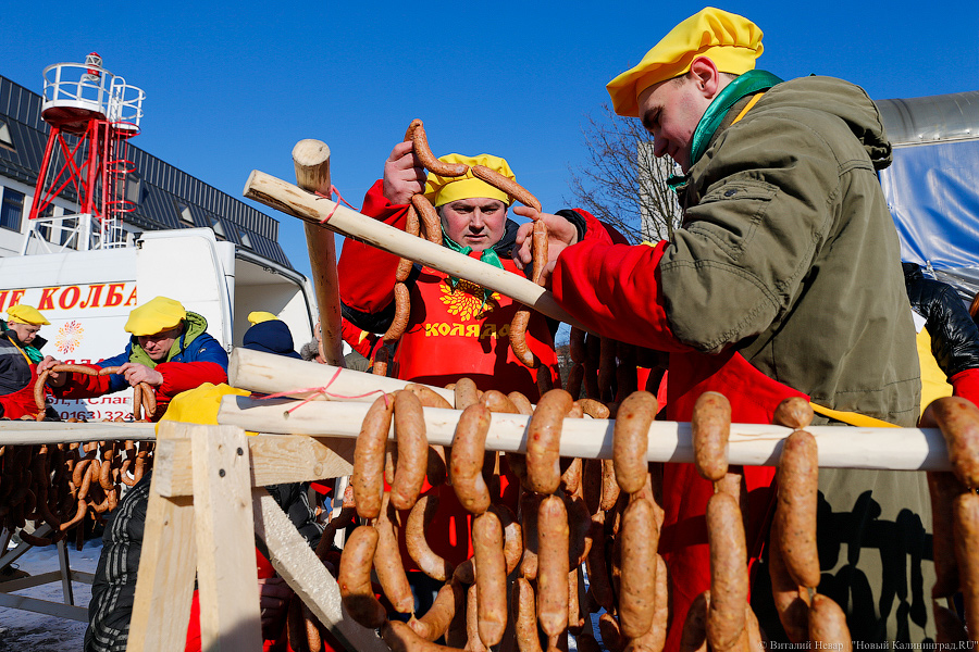 Дым, шум, колбаса: в Калининграде прошел День длинной колбасы