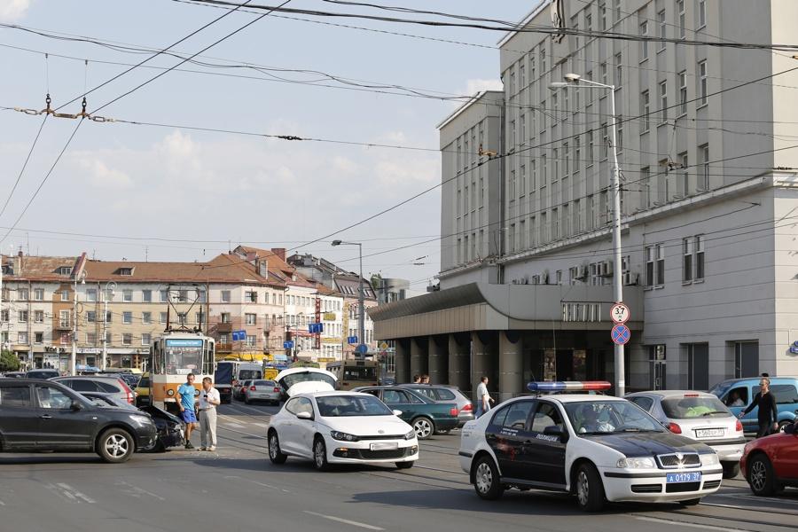 Из-за ДТП на трамвайных рельсах у мэрии Калининграда образовалась пробка (фото)