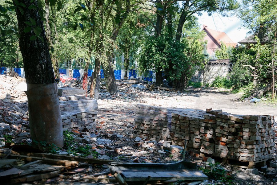 Конец эпохи: в Калининграде снесли историческое здание детсада (фото)