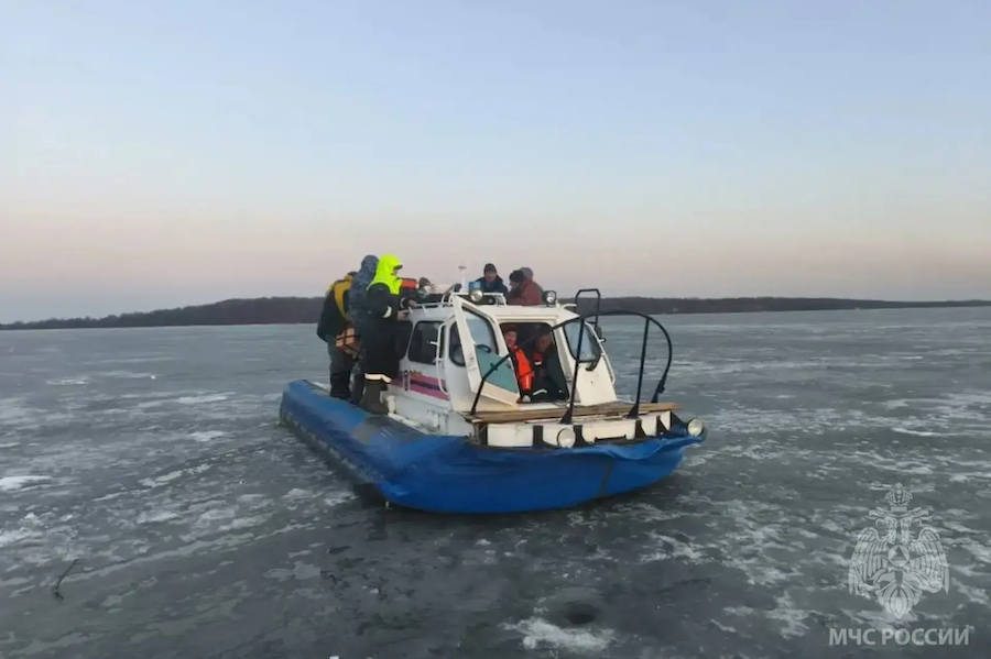 МЧС: в районе Бальги рыбаки оказались отрезаны от суши из-за подтаявшего льда (видео)