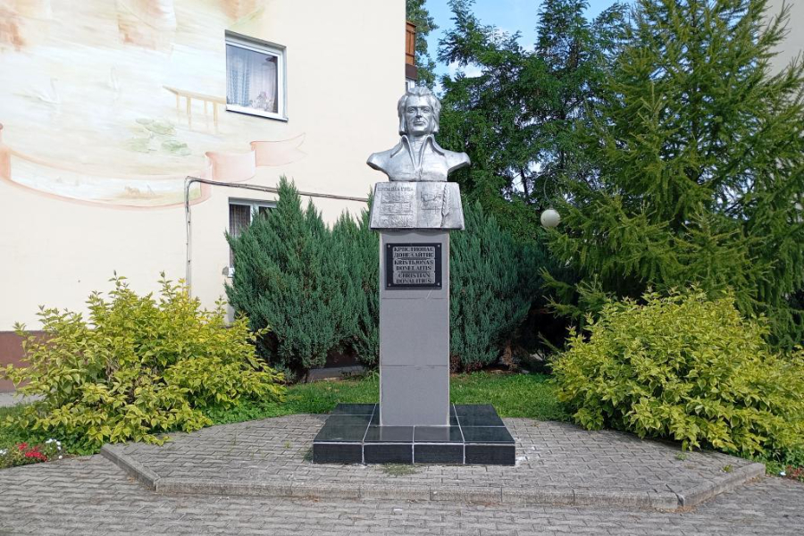 Власти демонтировали бюст Кристионасу Донелайтису в Гусеве
