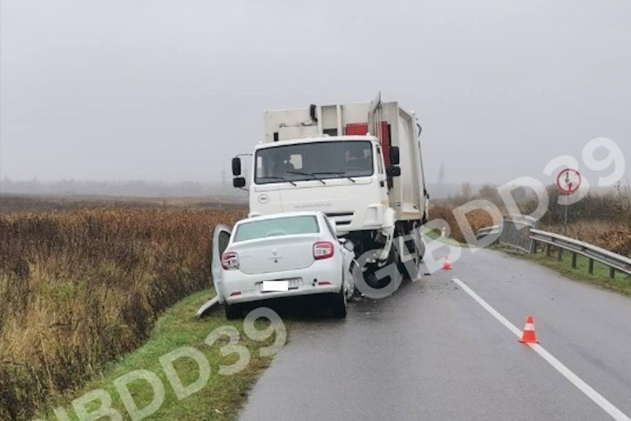Под Славском водитель «Рено» объезжал остановившееся авто и врезался в «Камаз»
