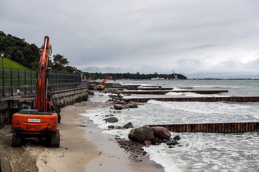 Время собирать камни: как восстанавливают берег у резиденции в Пионерском (фото)