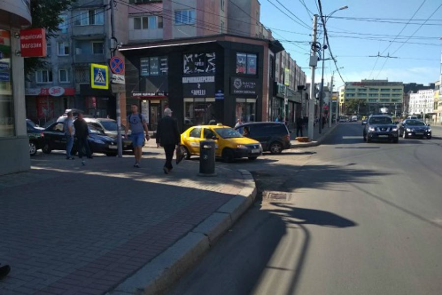 Таксист сбил пенсионерку на пешеходном переходе на Черняховского