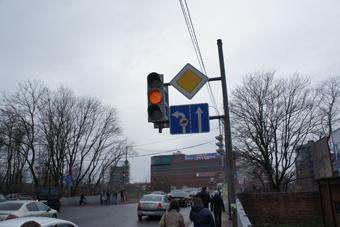 На пересечении Гаражной и Озерова заработал светофор, но водители его игнорируют
