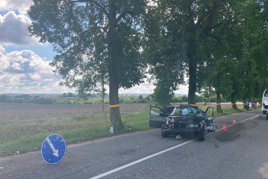 УМВД: «БМВ» врезался в «Фольксваген», а затем в автобус, пострадала девушка (видео)