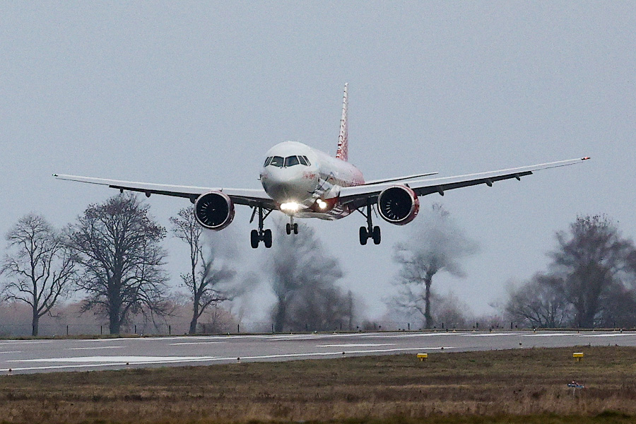 На импортозамещенных крыльях: в Калининград прилетели Дед Мороз и Снегурочка (фото)