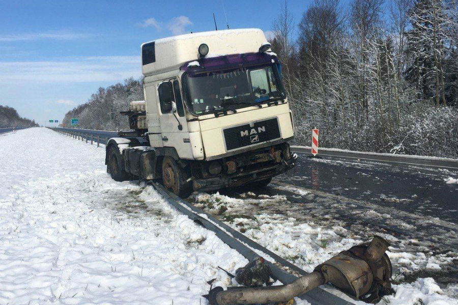 Тягач из России с цистерной масла для шоколада попал в аварию в Литве (фото)