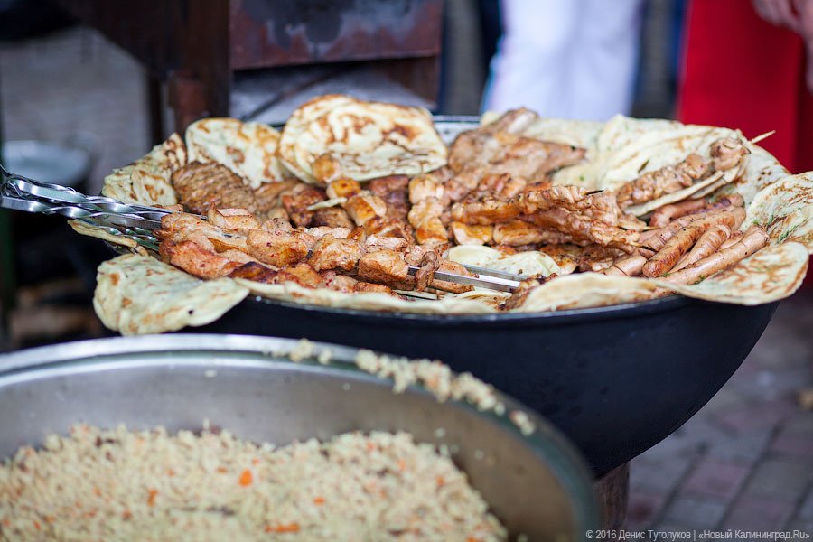 Голодные улицы: чем кормили калининградцев на День города