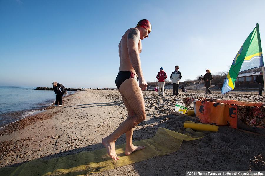Зеленоградец поздравил женщин с 8 Марта, проплыв больше километра в ледяной воде