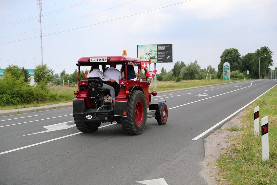 Zwei vodka!: интервью болельщиков, приехавших из Швейцарии на тракторе