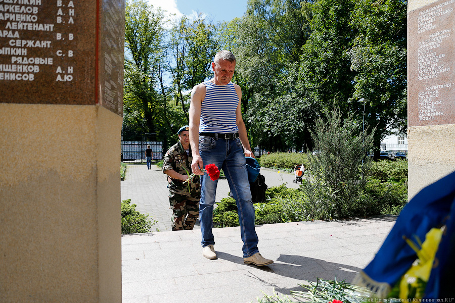 За ВДВ: в Калининграде почтили память погибших десантников