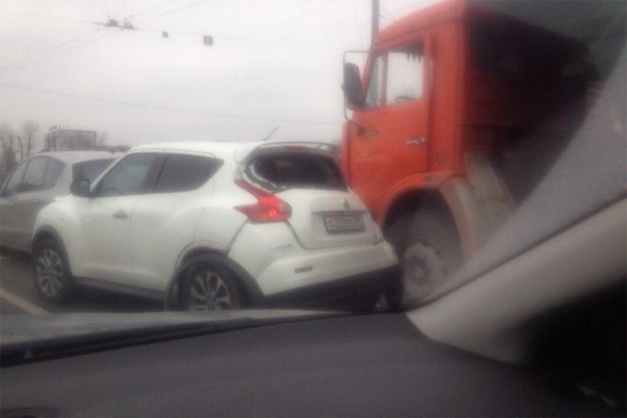 На Московском проспекте столкнулись легковушка и грузовик (фото)