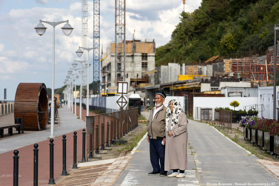 С видом на море и стройку: как выглядит пляж в Светлогорске этим летом