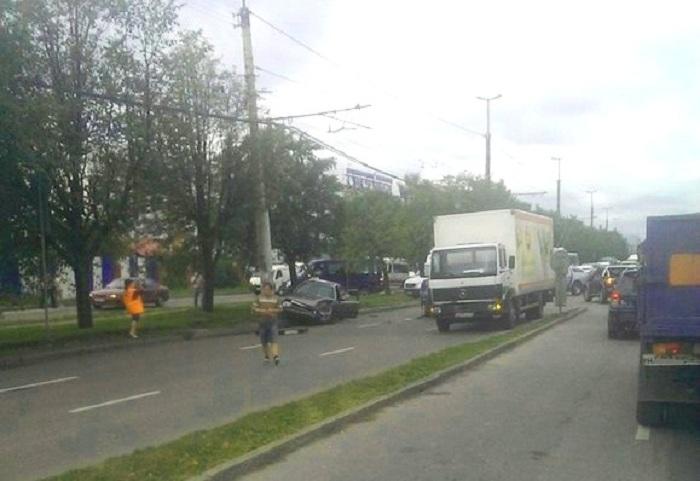 На Московском проспекте столкнулись «Ауди» и грузовик, образовалась пробка (фото)