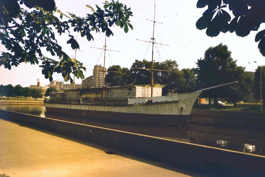 Тень «Алых парусов» и узница «Грольмана»: о чём писали газеты 35 лет назад