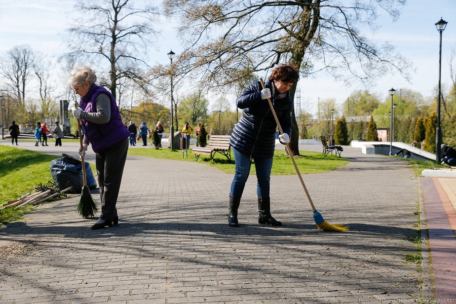С метлой в руках: в парке Победы прошёл общегородской субботник