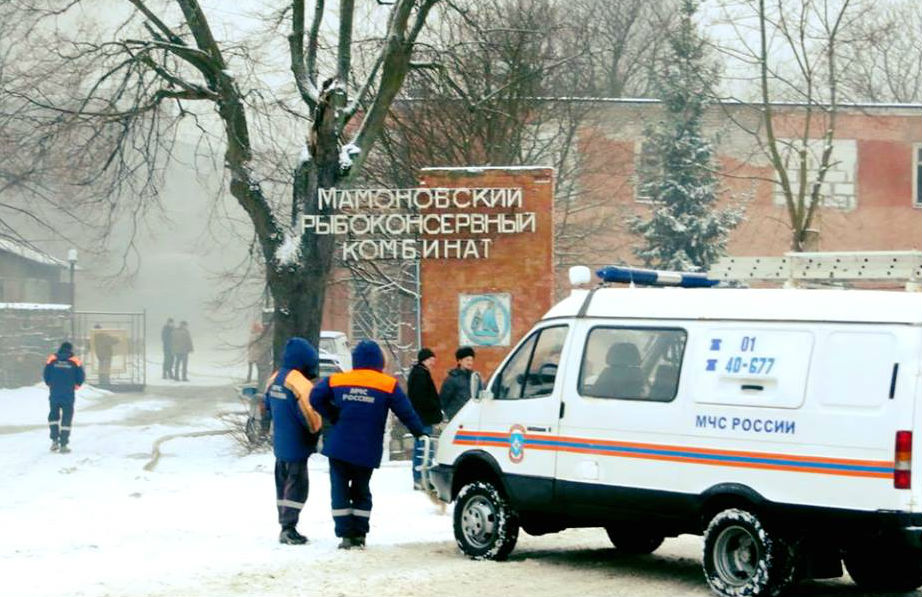 В Мамоново горит цех рыбоконсервного комбината (фото, видео)
