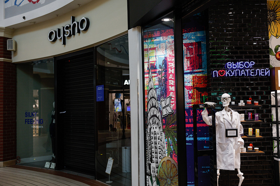 За железным занавесом: в «Европе» закрылись крупнейшие магазины одежды (фото)