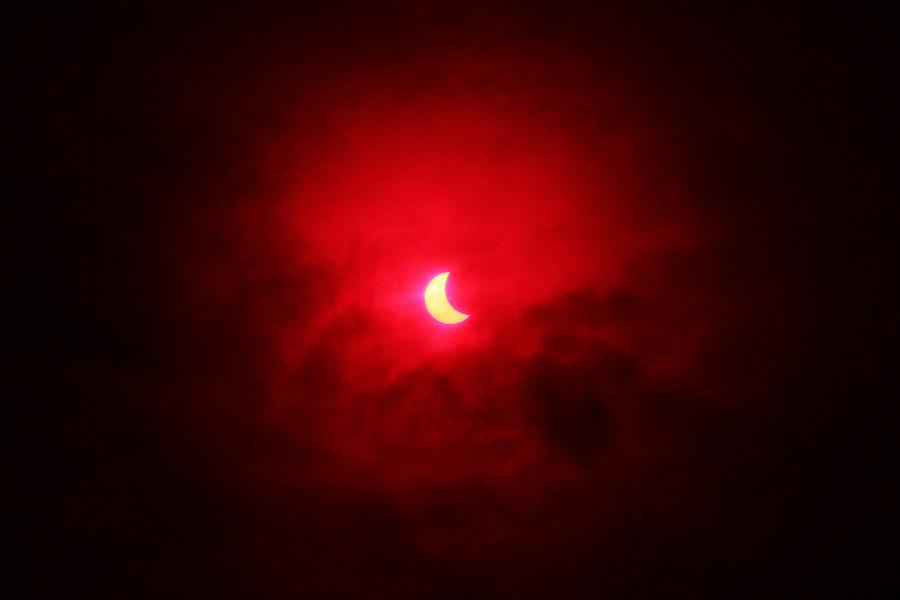 Облачно, с прояснениями: как прошло солнечное затмение в Калининграде (фото)