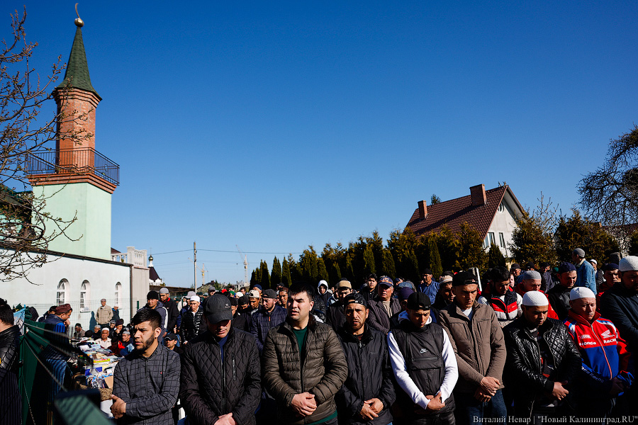 Сотни мусульман совершили под Калининградом молитву в честь Ураза-Байрам (фото)