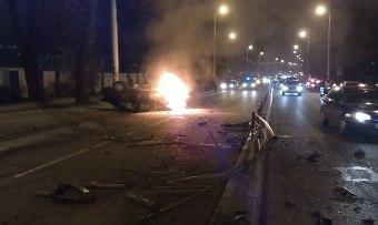 Ночью на улице Горького горел автомобиль: один из участников ДТП в больнице