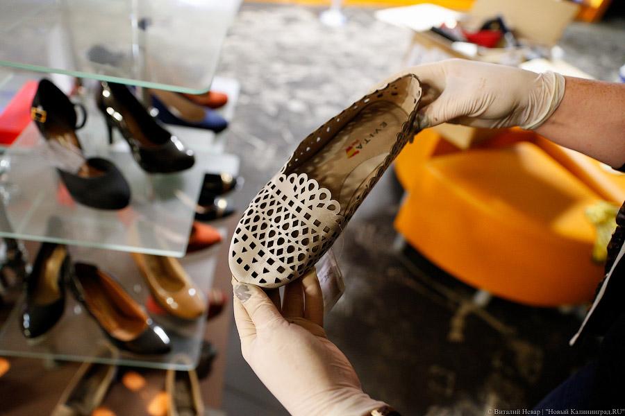 Цветы, гарь и копоть: пепелище пожара в торговом центре Калининграда (фото)