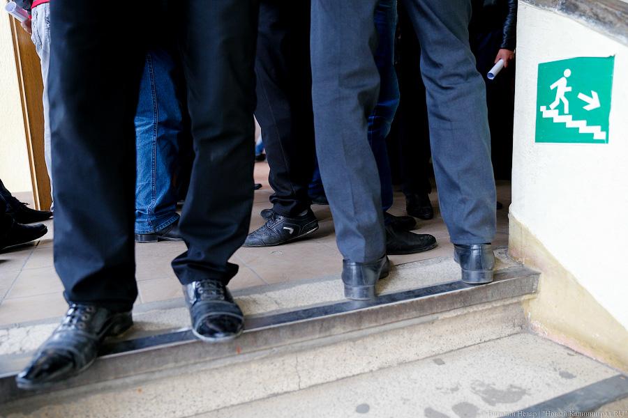 «За 1,5 тысячи — быстрее»: мигранты за сутки занимают очередь в УФМС (фото)