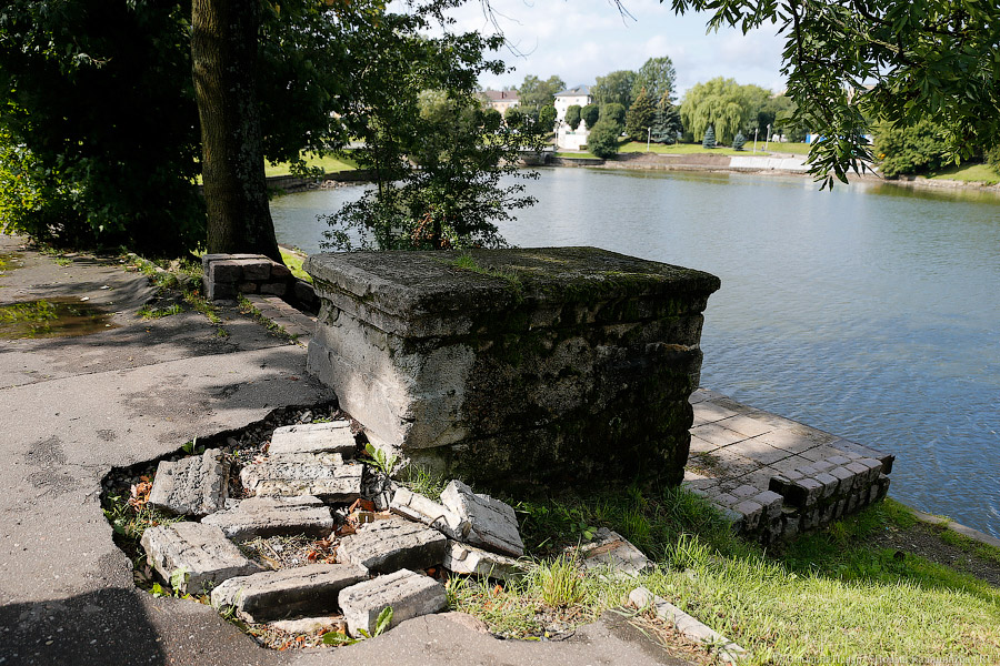 Нижнее сверху: набережная Нижнего озера перед ремонтом с высоты птичьего полёта