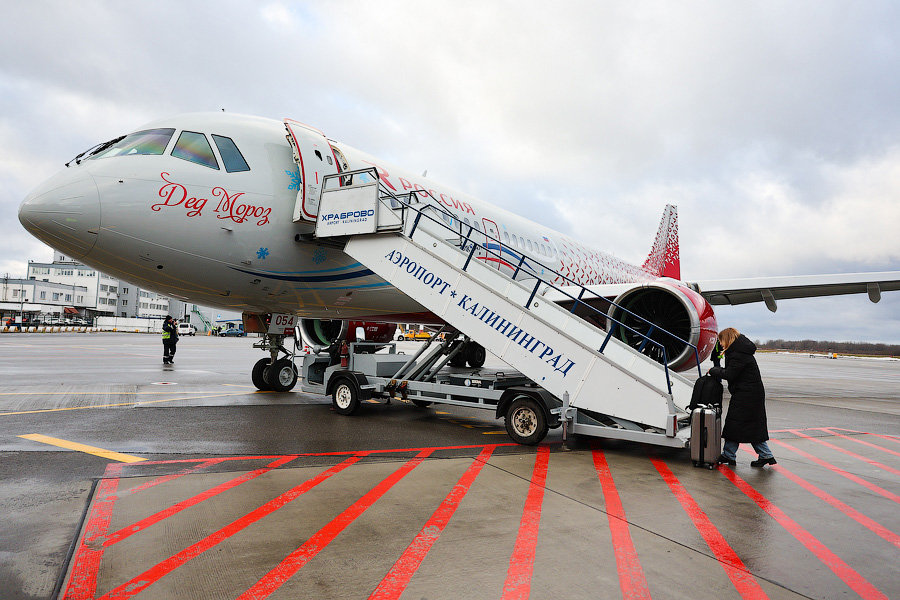 На импортозамещенных крыльях: в Калининград прилетели Дед Мороз и Снегурочка (фото)