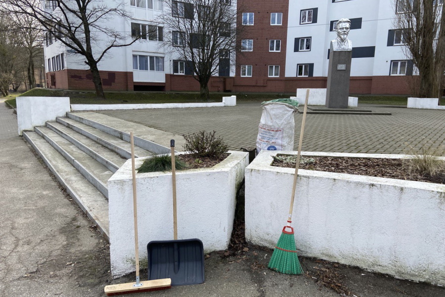 В Калининграде коммунальщики повредили авто, готовясь к 150-летию Калинина