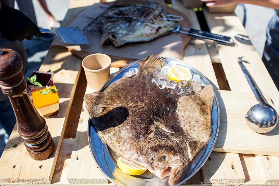 Клопс на колёсах: как прошёл фестиваль фудтраков на Верхнем озере  