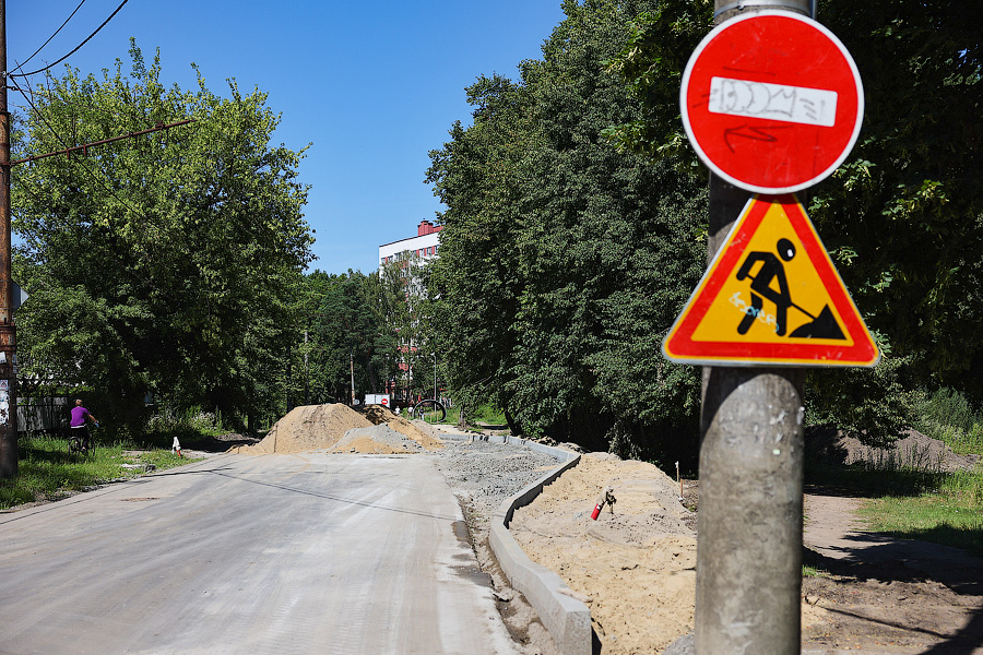 Ремонт на три года: что происходит с ул. Карташева, где сменился подрядчик (фото)