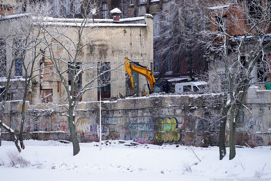 «Система» рухнула: на Нижнем озере ликвидируют строения аварийного завода (дополнено) (фото)