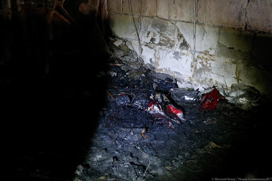 Цветы, гарь и копоть: пепелище пожара в торговом центре Калининграда (фото)