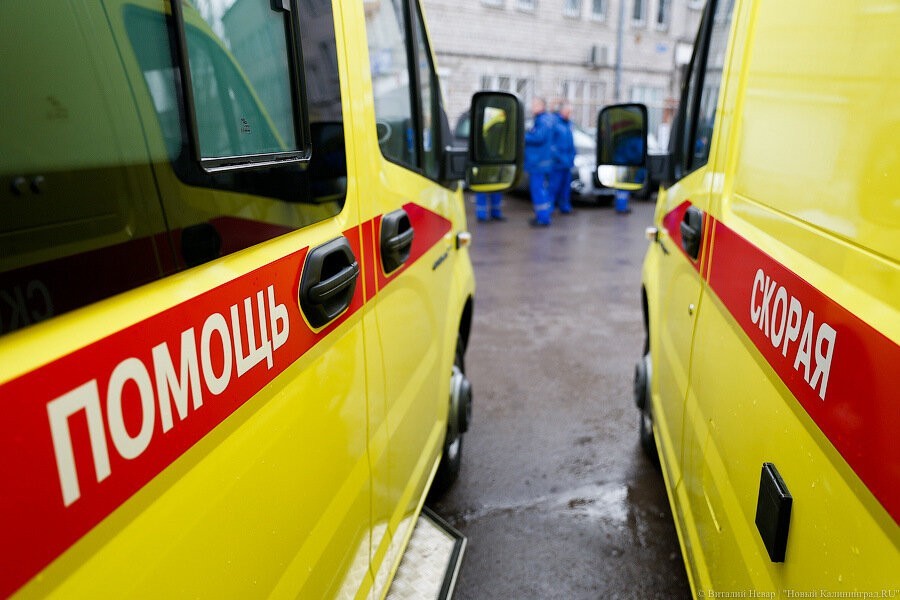 В Калининграде из автобуса на тротуар упала девочка