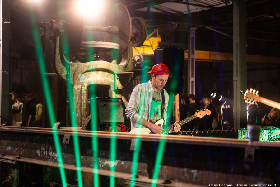 Индустриальные смыслы «Смены»: как прошёл фестиваль света в Кузнечном цехе (фото)