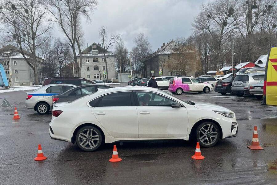 В Калининграде на автомобильной парковке сбили 49-летнего мужчину (фото)